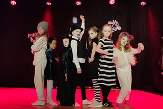 skådespelerska repeterar på teater
